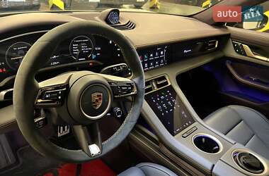 Седан Porsche Taycan 2023 в 