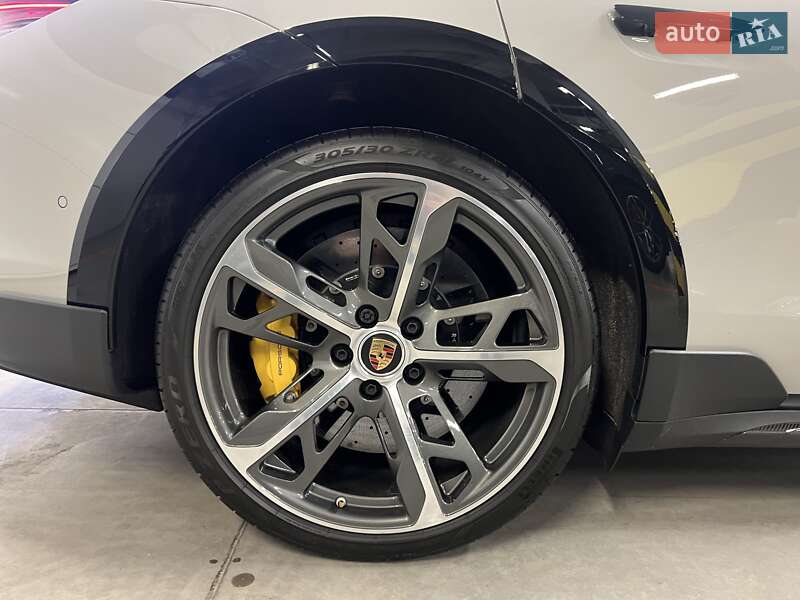 Седан Porsche Taycan 2023 в Киеве