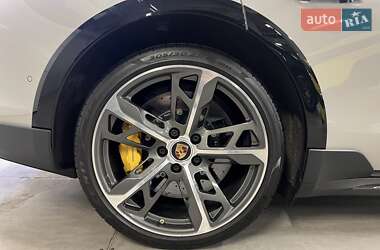 Седан Porsche Taycan 2023 в 