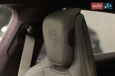 Седан Porsche Taycan 2023 в 