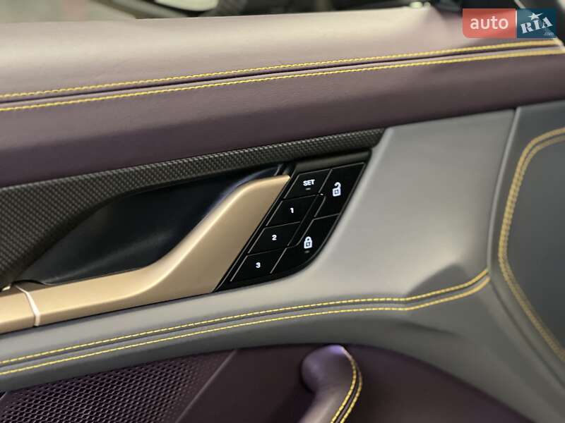 Седан Porsche Taycan 2023 в Киеве