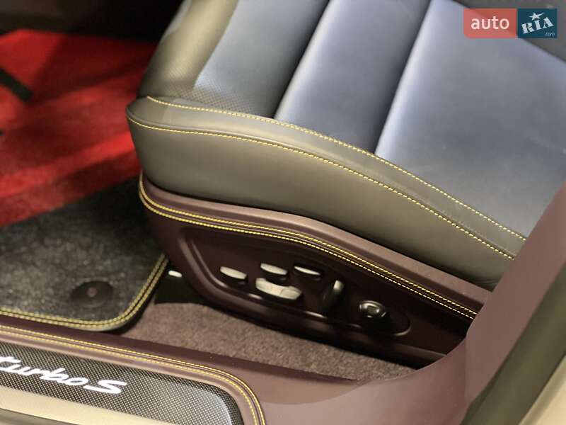 Седан Porsche Taycan 2023 в Киеве