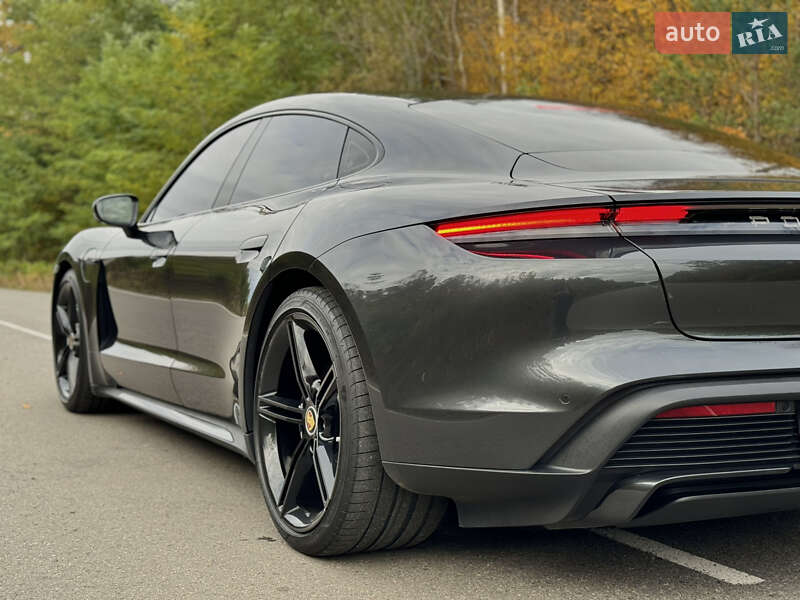 Седан Porsche Taycan 2020 в Києві