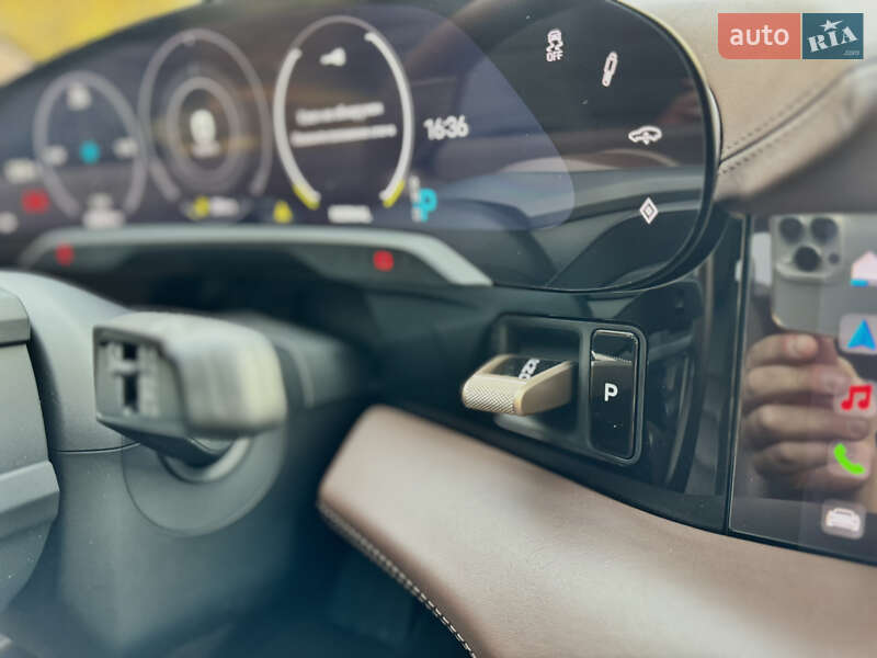 Седан Porsche Taycan 2020 в Києві
