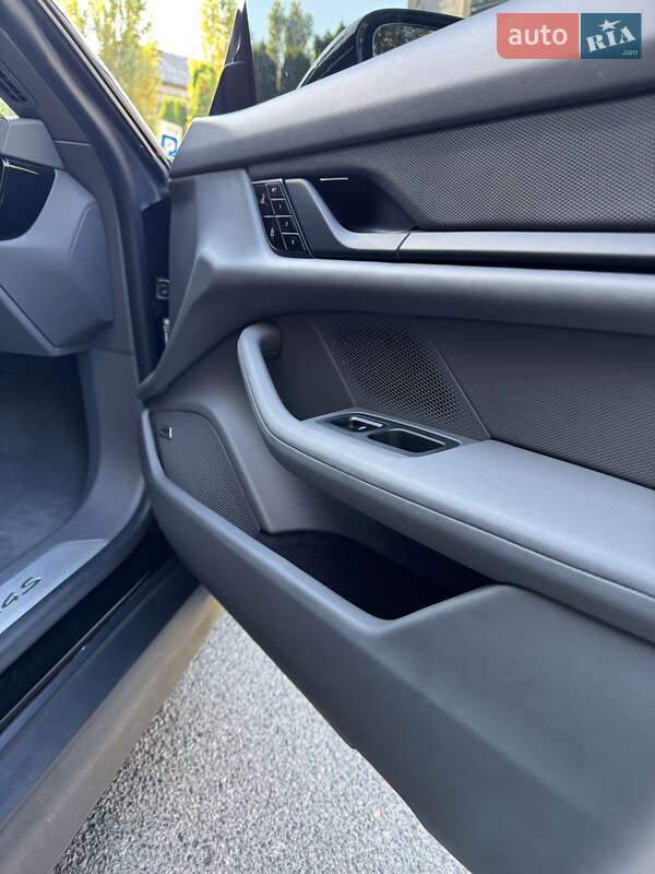 Седан Porsche Taycan 2020 в Киеве