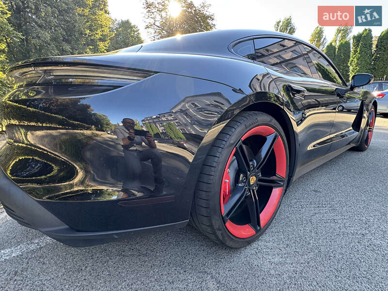 Седан Porsche Taycan 2020 в Киеве