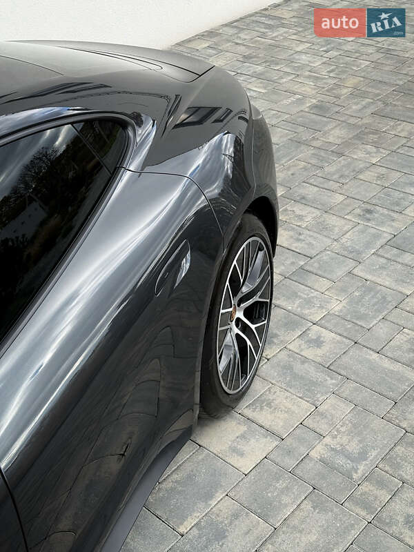 Седан Porsche Taycan 2022 в Луцке