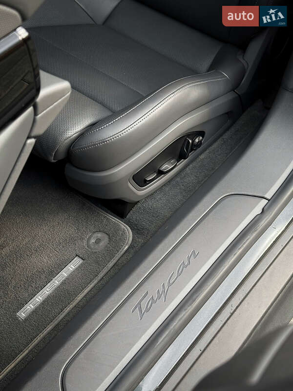 Седан Porsche Taycan 2022 в Луцке