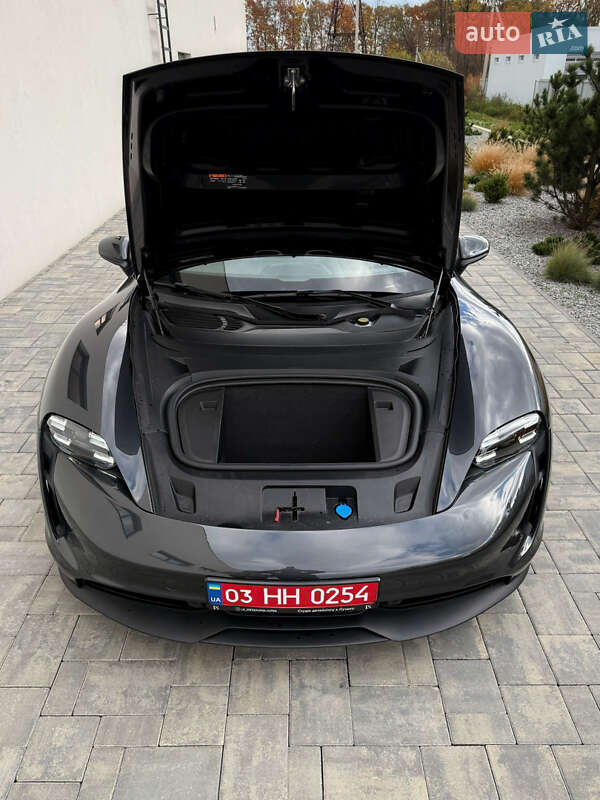Седан Porsche Taycan 2022 в Луцке