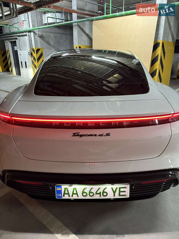 Седан Porsche Taycan 2020 в Киеве