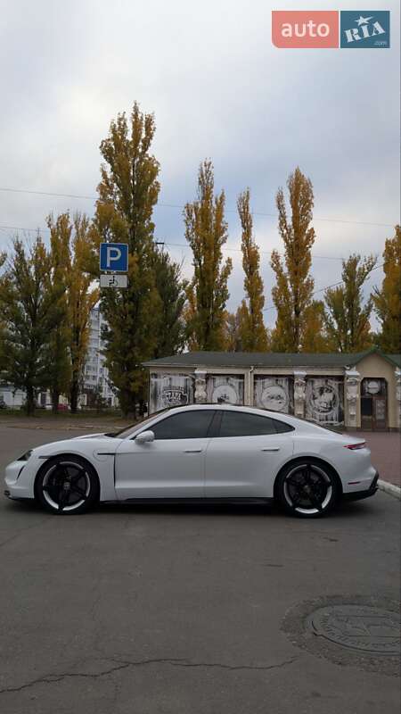 Седан Porsche Taycan 2020 в Киеве