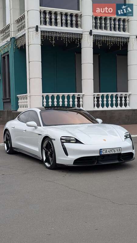 Седан Porsche Taycan 2020 в Киеве