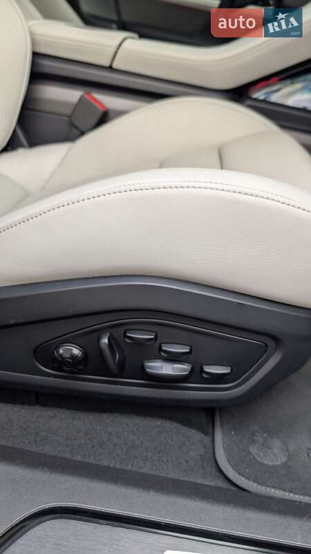 Седан Porsche Taycan 2020 в Киеве