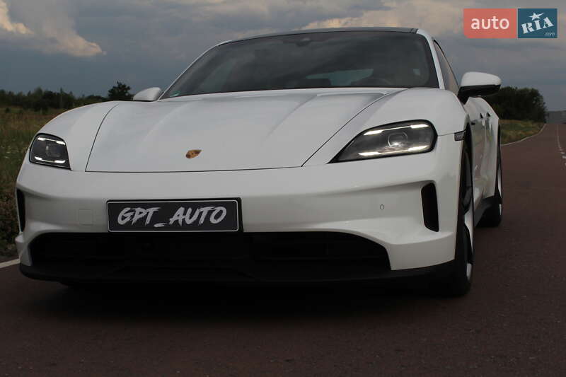 Седан Porsche Taycan 2025 в Киеве