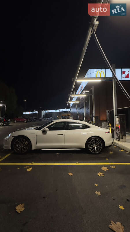 Седан Porsche Taycan 2020 в Ужгороде
