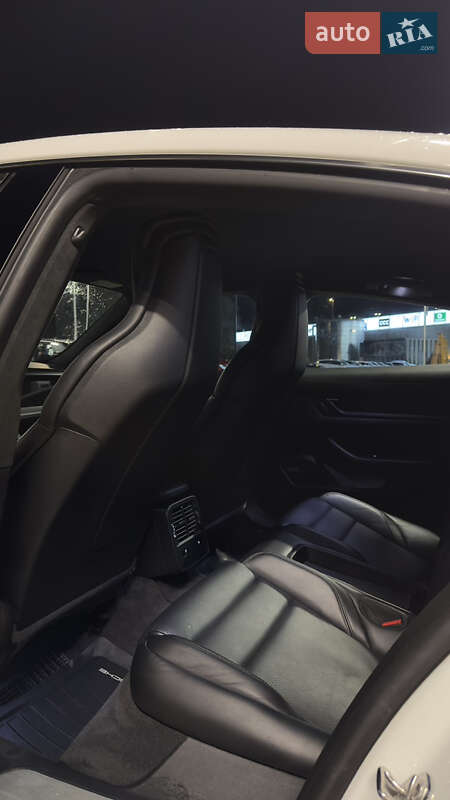 Седан Porsche Taycan 2020 в Ужгороде