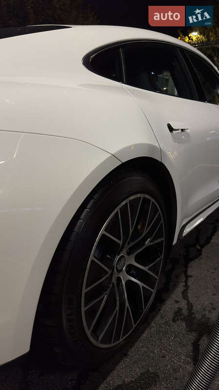 Седан Porsche Taycan 2020 в Ужгороде