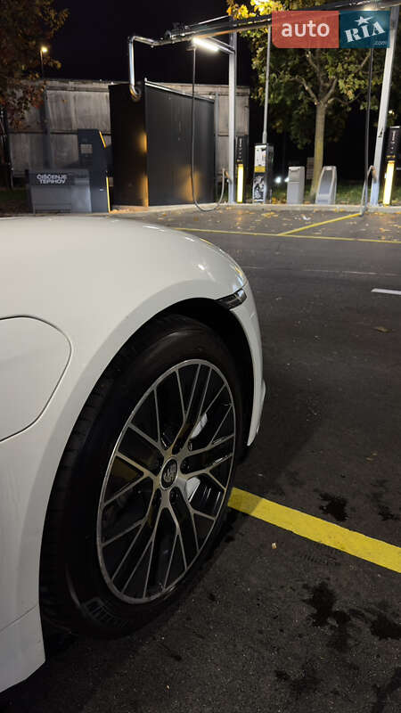 Седан Porsche Taycan 2020 в Ужгороде