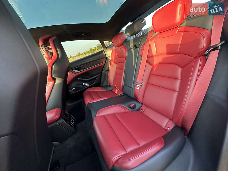 Седан Porsche Taycan 2021 в Києві