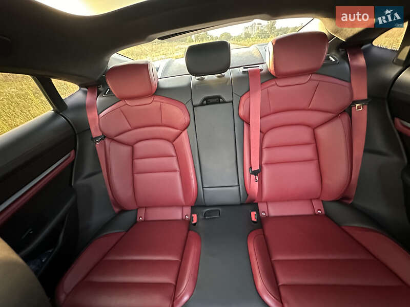 Седан Porsche Taycan 2021 в Києві