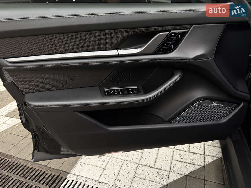 Седан Porsche Taycan 2019 в Киеве фото 27 Седан Porsche Taycan 2019 в Киеве