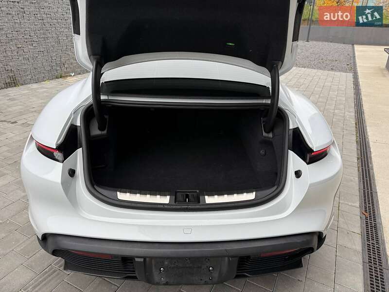 Седан Porsche Taycan 2020 в Луцке