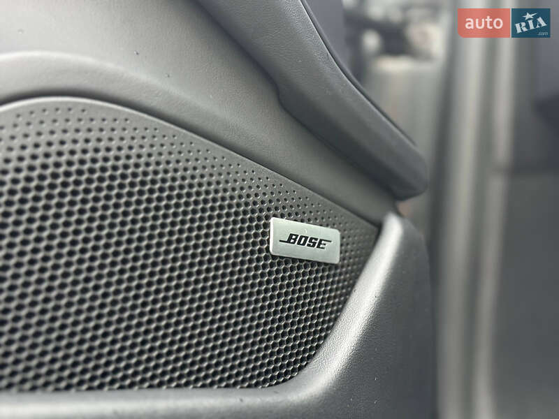 Седан Porsche Taycan 2020 в Києві