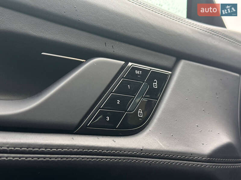 Седан Porsche Taycan 2020 в Києві