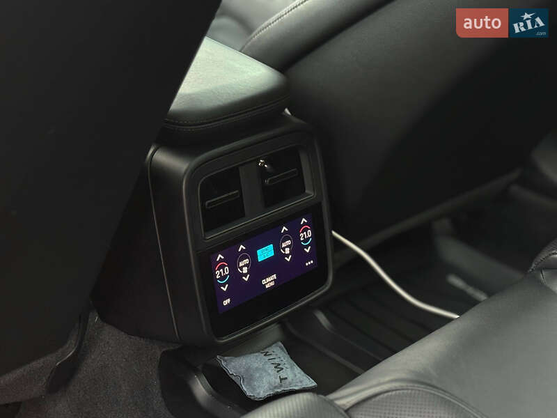 Седан Porsche Taycan 2020 в Києві