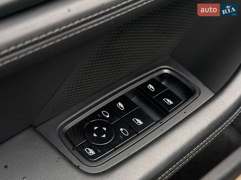 Седан Porsche Taycan 2020 в Києві