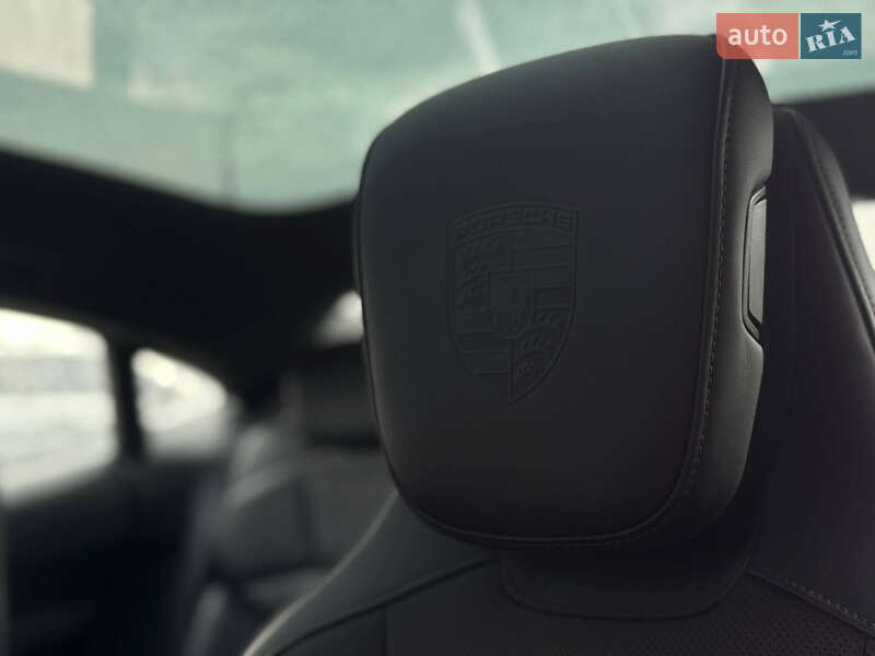 Седан Porsche Taycan 2020 в Києві