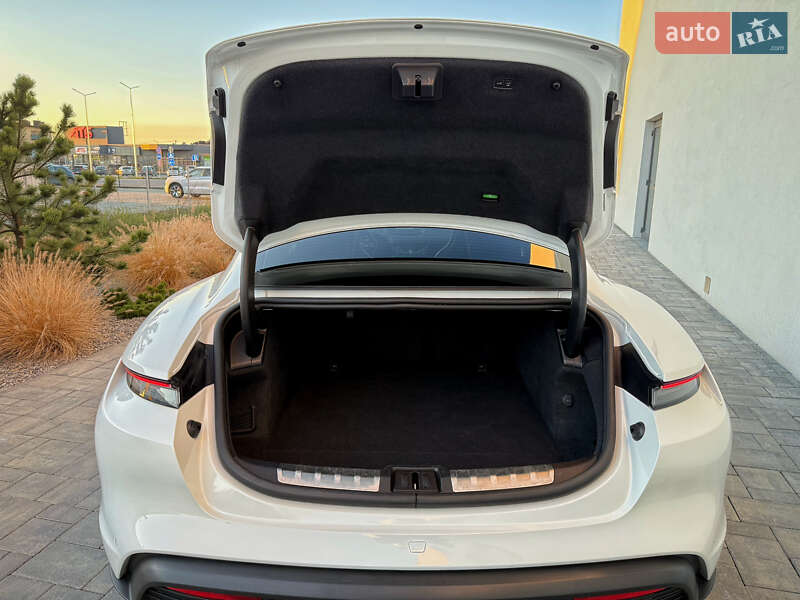 Седан Porsche Taycan 2020 в Луцьку