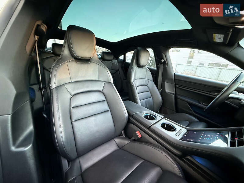Седан Porsche Taycan 2020 в Луцьку