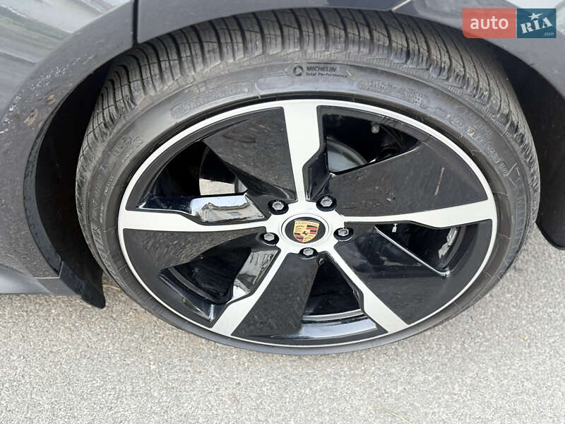 Седан Porsche Taycan 2022 в Киеве