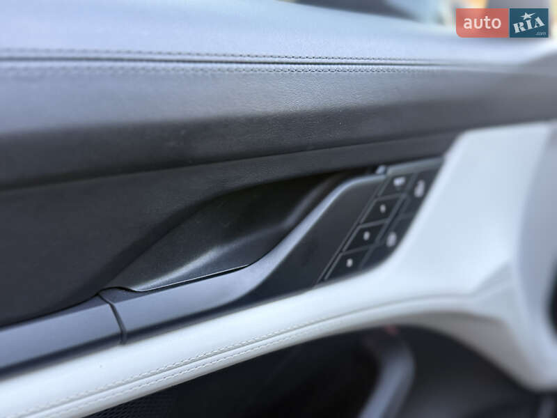 Седан Porsche Taycan 2022 в Киеве