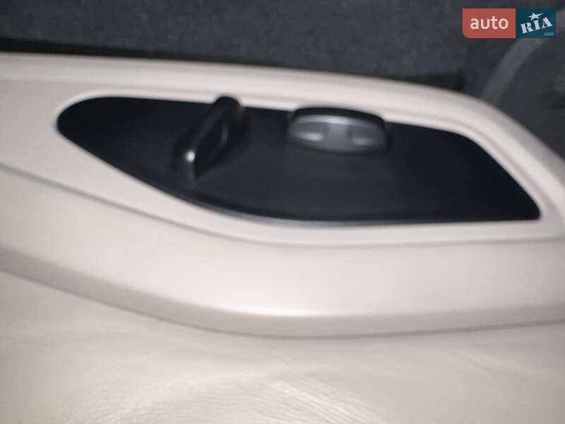 Седан Porsche Taycan 2020 в Одесі