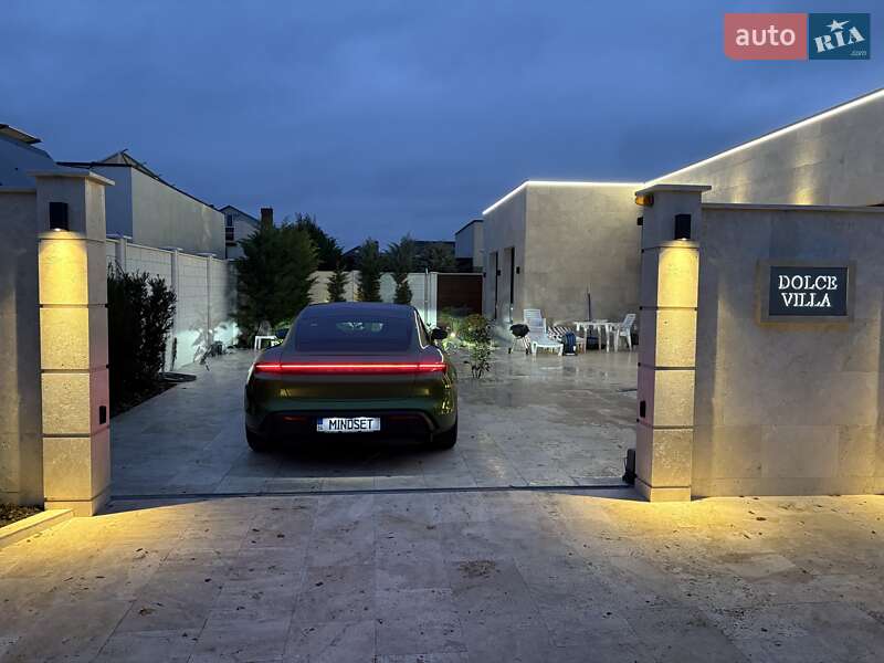 Седан Porsche Taycan 2020 в Одесі