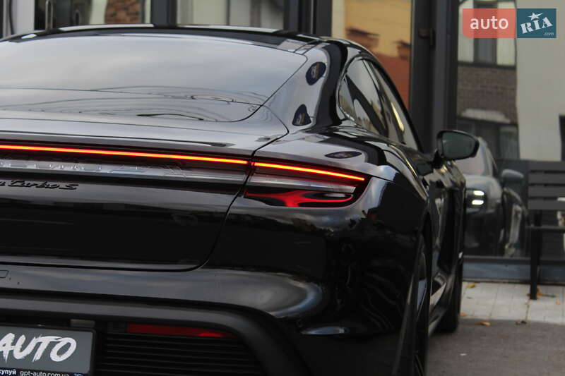 Седан Porsche Taycan 2021 в Киеве