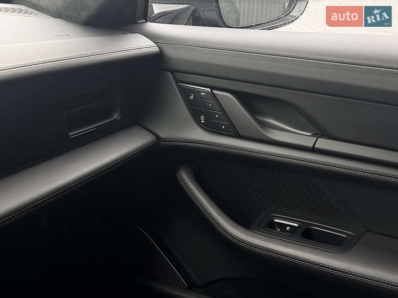 Седан Porsche Taycan 2021 в Киеве