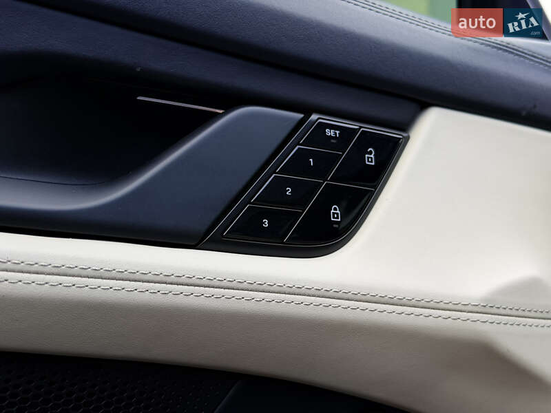 Седан Porsche Taycan 2020 в Луцке