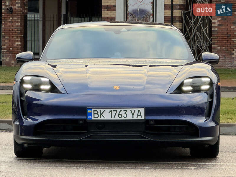 Седан Porsche Taycan 2020 в Киеве