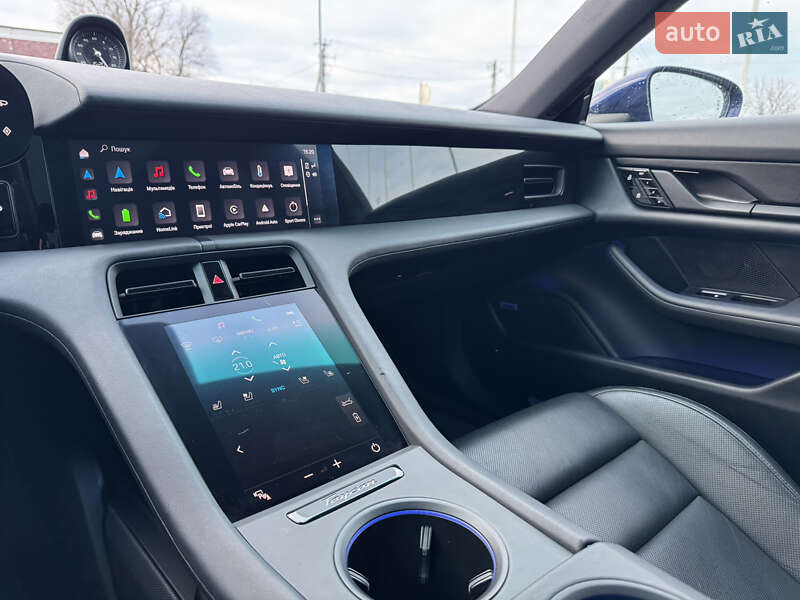 Седан Porsche Taycan 2020 в Киеве