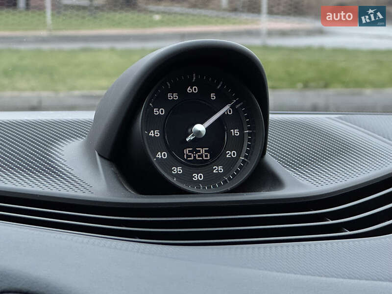 Седан Porsche Taycan 2020 в Киеве