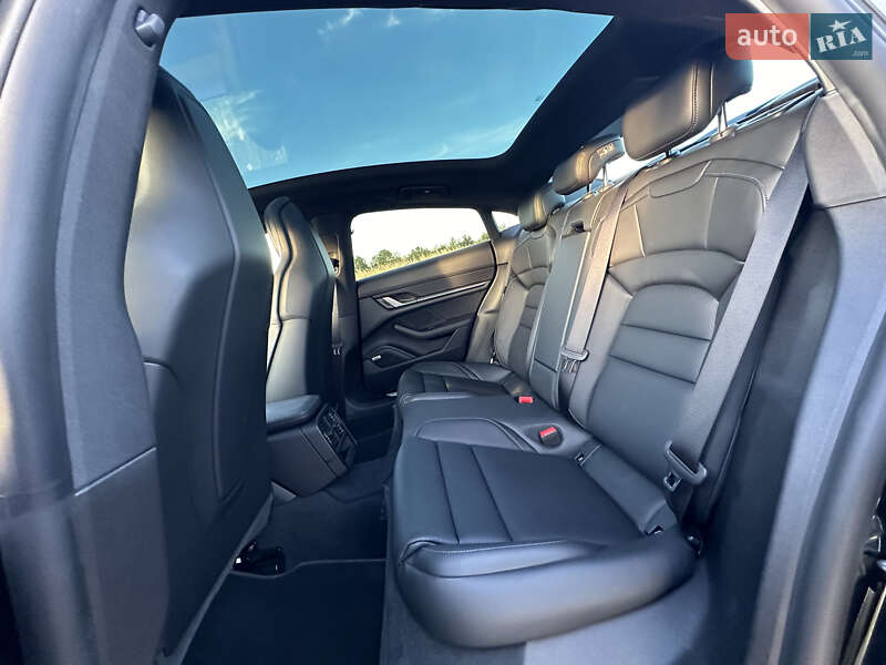 Седан Porsche Taycan 2024 в Киеве