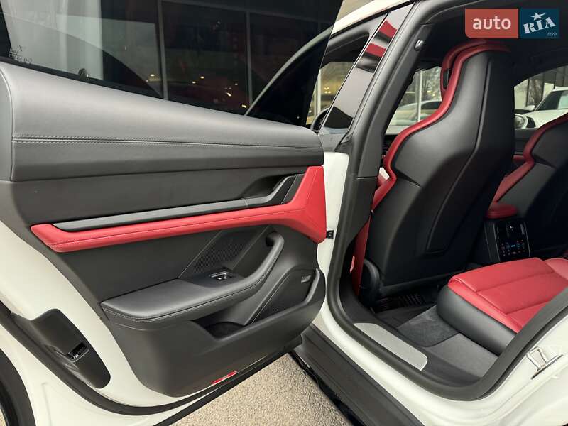 Седан Porsche Taycan 2023 в Дніпрі