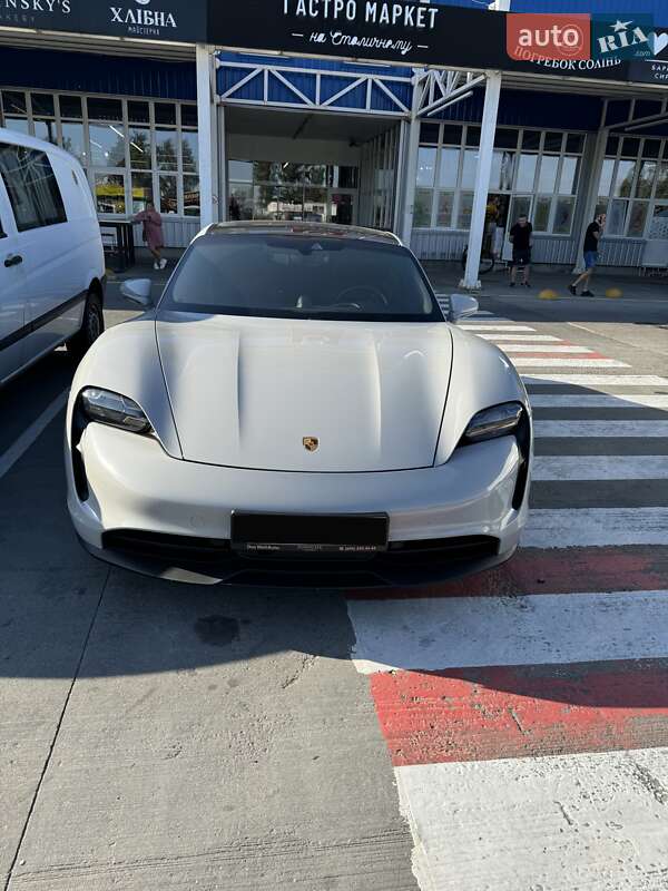 Седан Porsche Taycan 2020 в Киеве