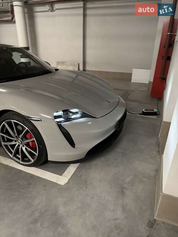 Седан Porsche Taycan 2020 в Киеве