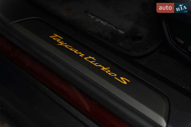 Седан Porsche Taycan 2021 в Мукачево