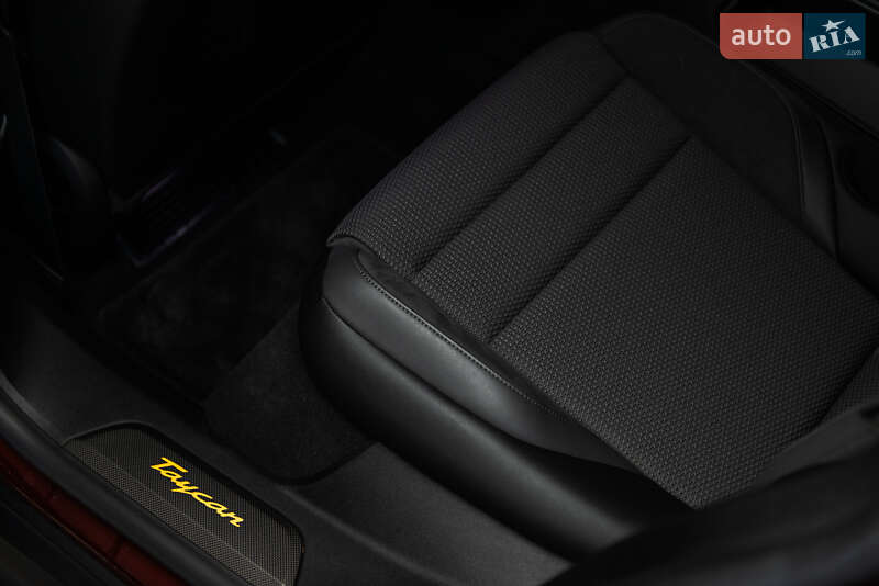 Седан Porsche Taycan 2021 в Мукачево