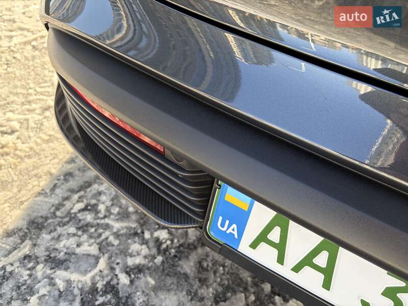 Седан Porsche Taycan 2021 в Киеве